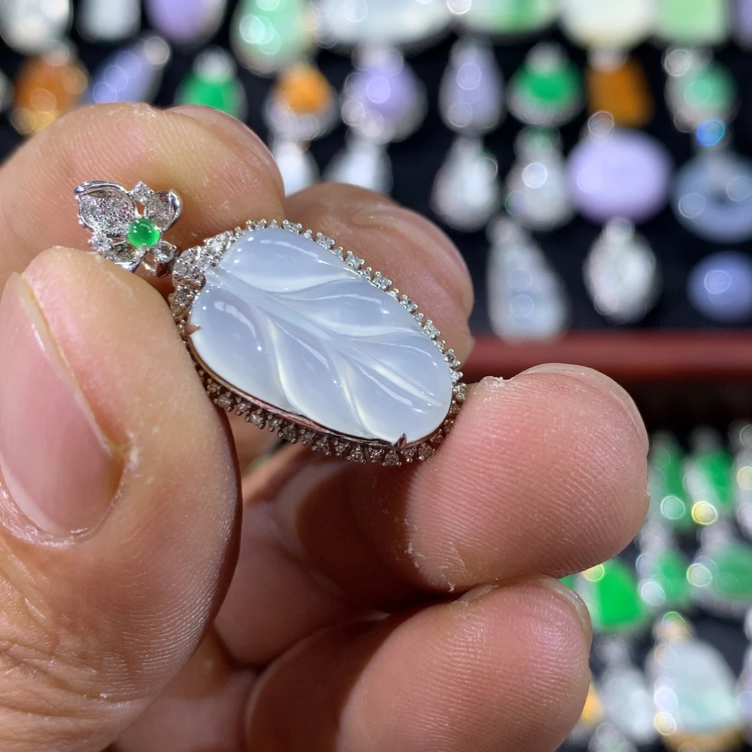 翡翠18K金镶嵌颈饰