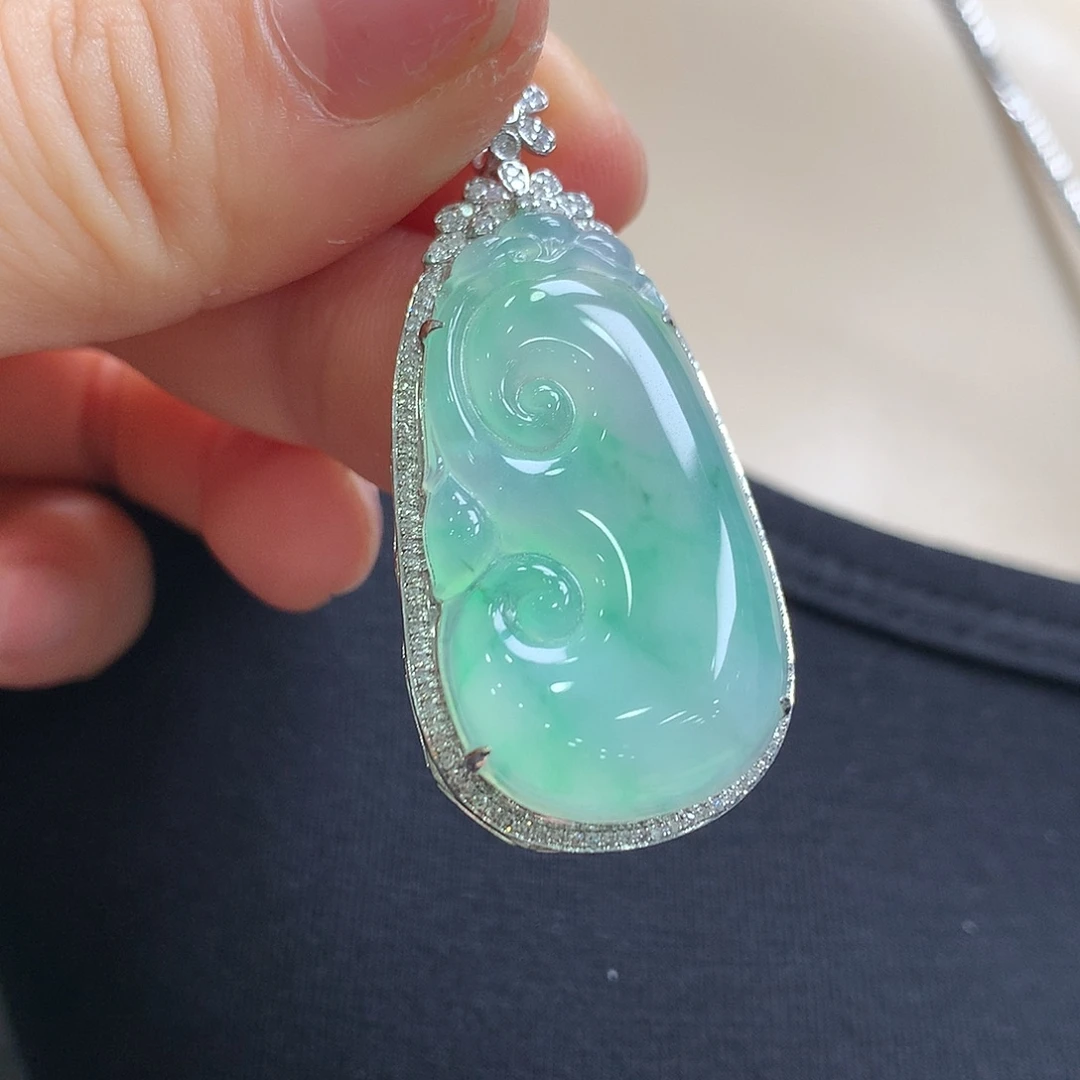 翡翠18K金镶嵌颈饰如意