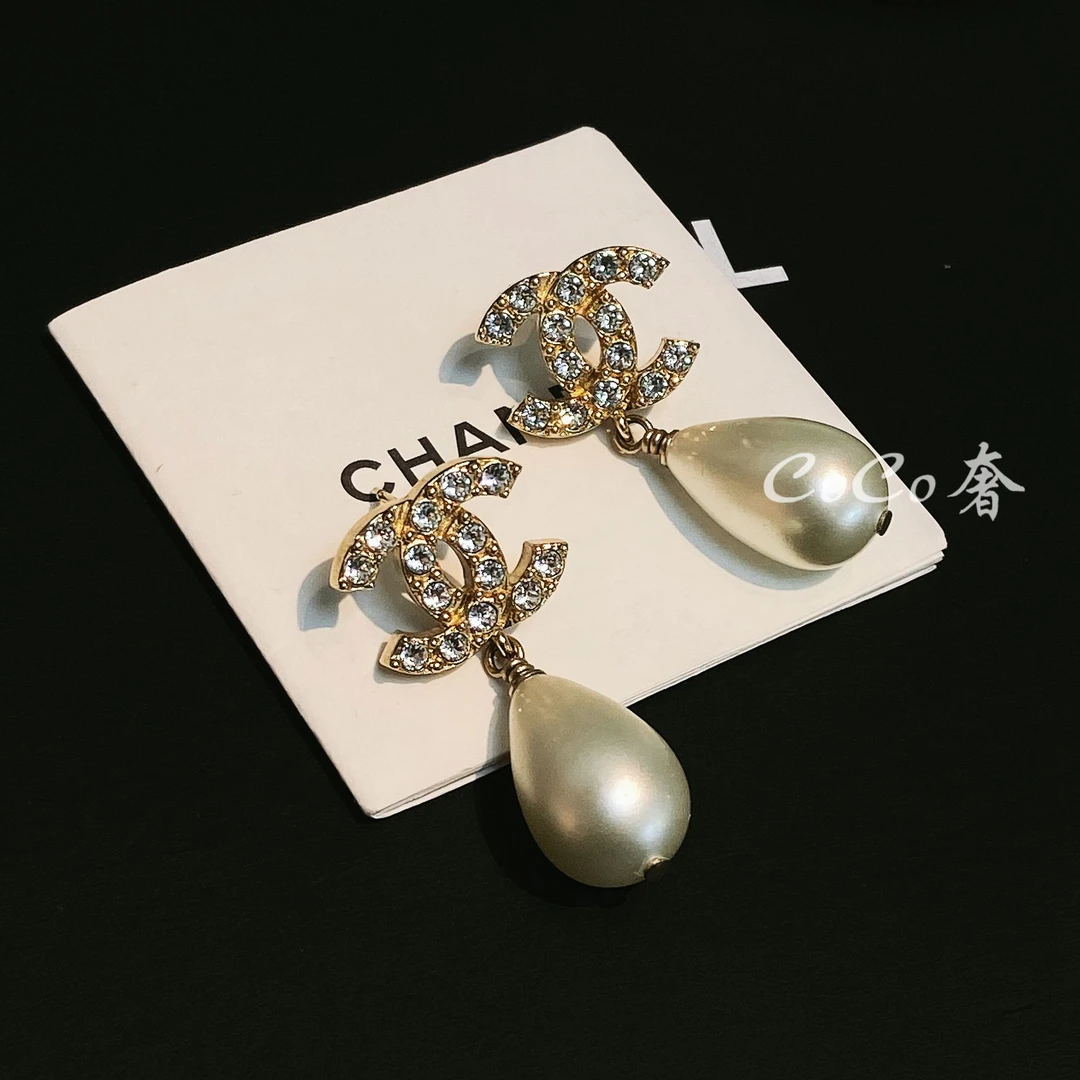 未使用 Chanel/香奈儿 时尚双C镶钻耳钉精致水滴珍珠吊坠AV0221