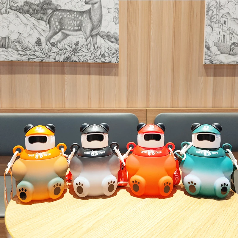 新款儿童可爱水杯高颜值带吸管背带水壶便携直饮小熊水杯