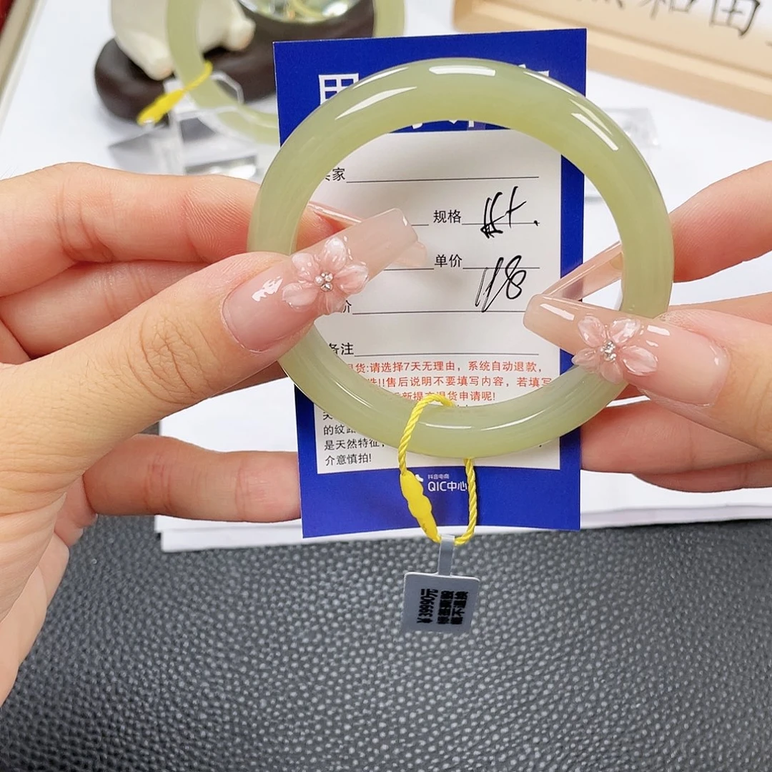 和田玉未镶嵌手镯