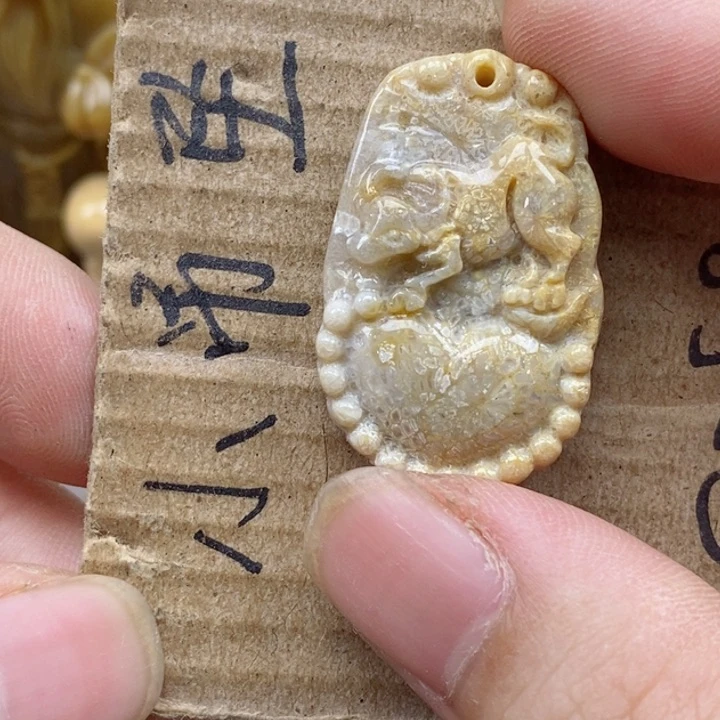 颈饰未镶嵌硅化珊瑚（珊瑚玉）锦****玉