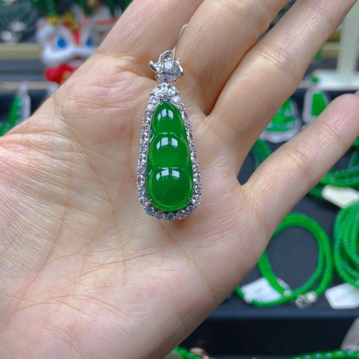 翡翠未镶嵌颈饰福豆