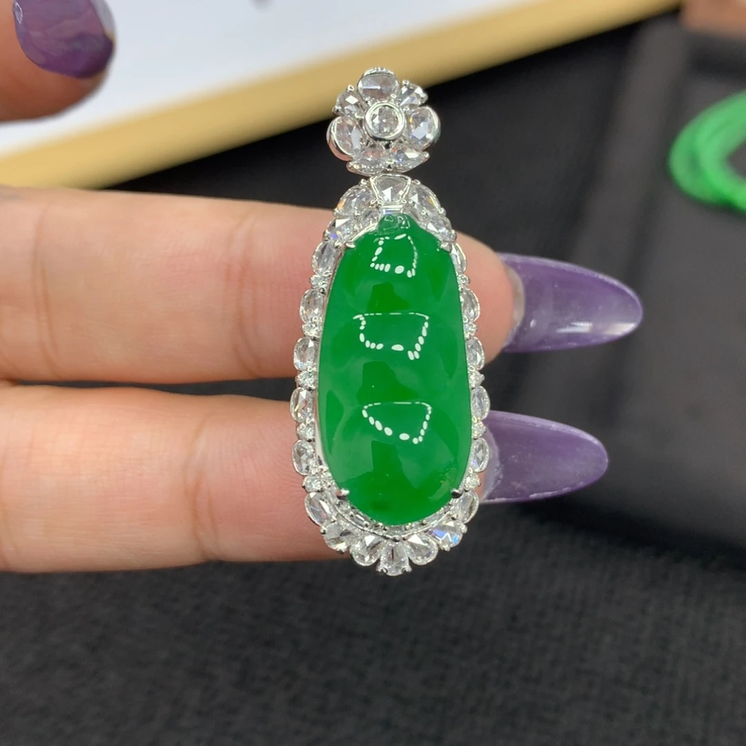 颈饰18K金镶嵌翡翠豆子