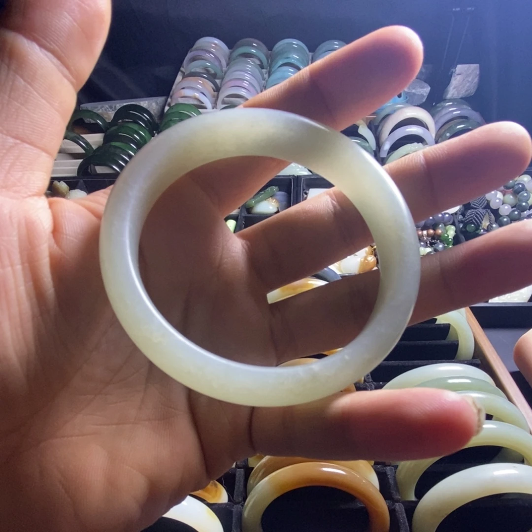 和田玉未镶嵌手镯