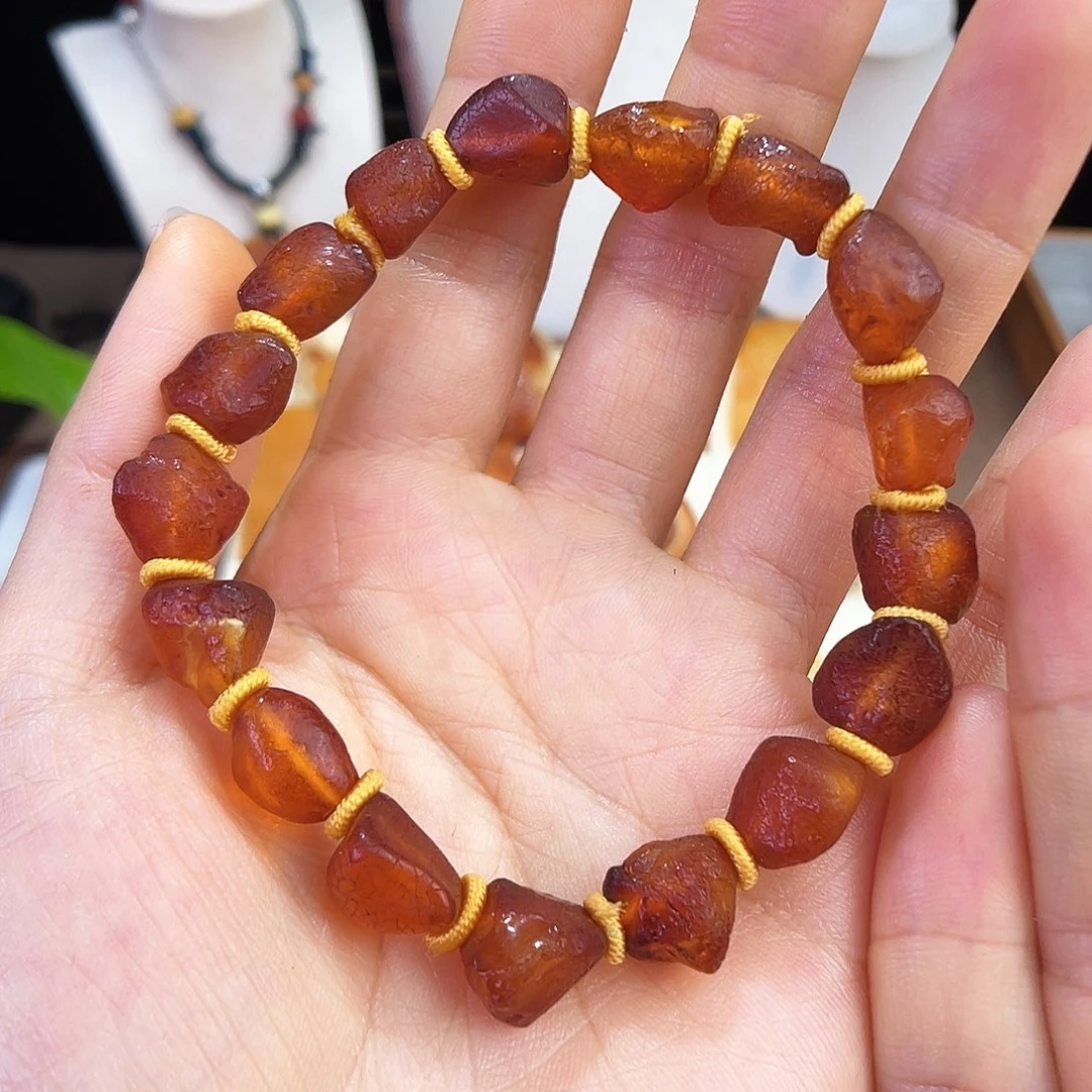 未镶嵌琥珀珠宝奇石。