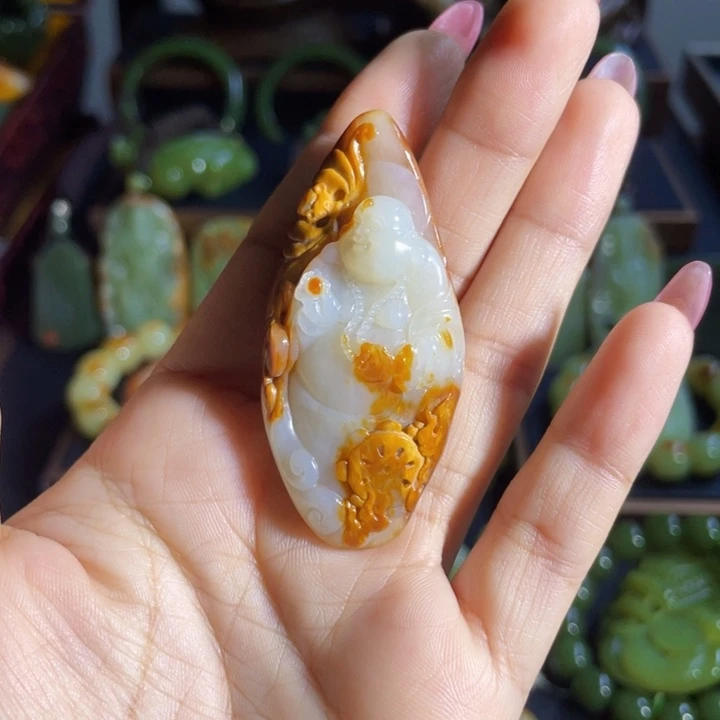 和田玉未镶嵌颈饰捕*者