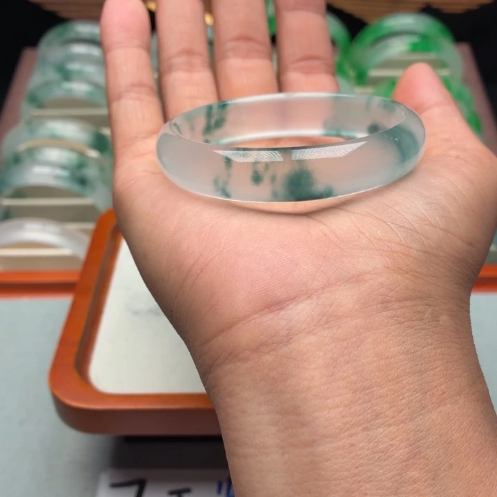 孤***行石英质玉未镶嵌手镯