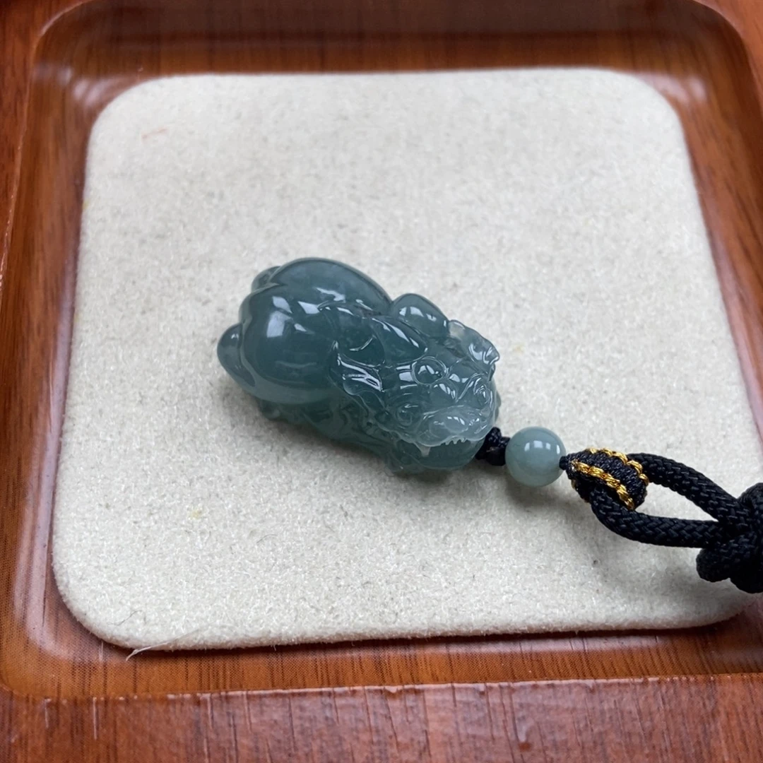 翡翠未镶嵌颈饰如意