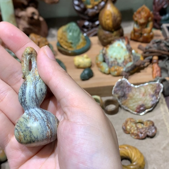 未镶嵌岫岩河磨玉（透闪石质玉）挂件