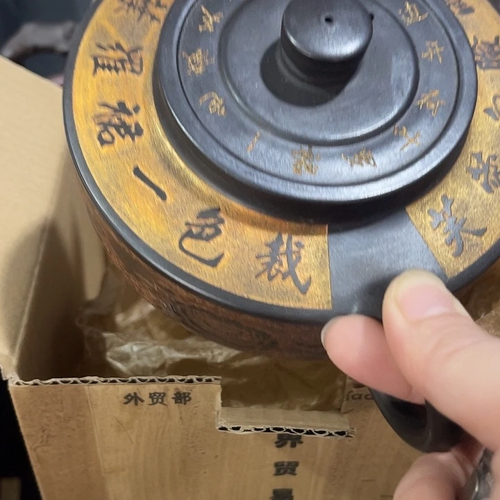 用***0茶壶紫泥原矿泥料手工制作的一把紫砂壶。