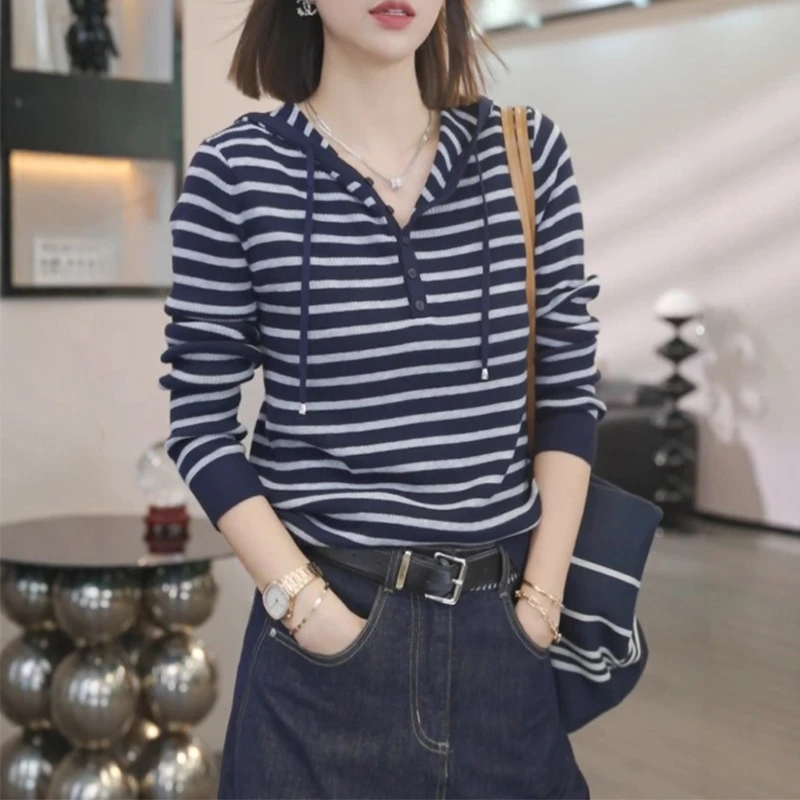 早秋显瘦条纹针织衫蓝色条纹正肩连帽长袖T恤女显瘦时尚百搭上衣
