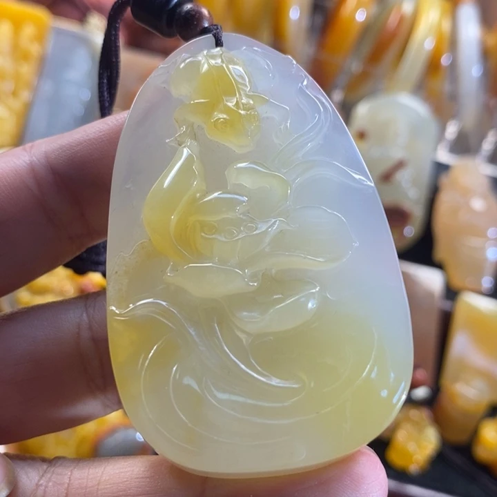 未镶嵌石英质玉（黄龙玉）颈饰