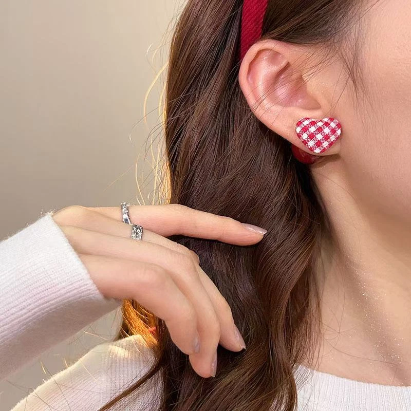 铜合金耳饰 爱心格子耳钉女轻奢时尚高级感秋冬复古红色喜庆耳环