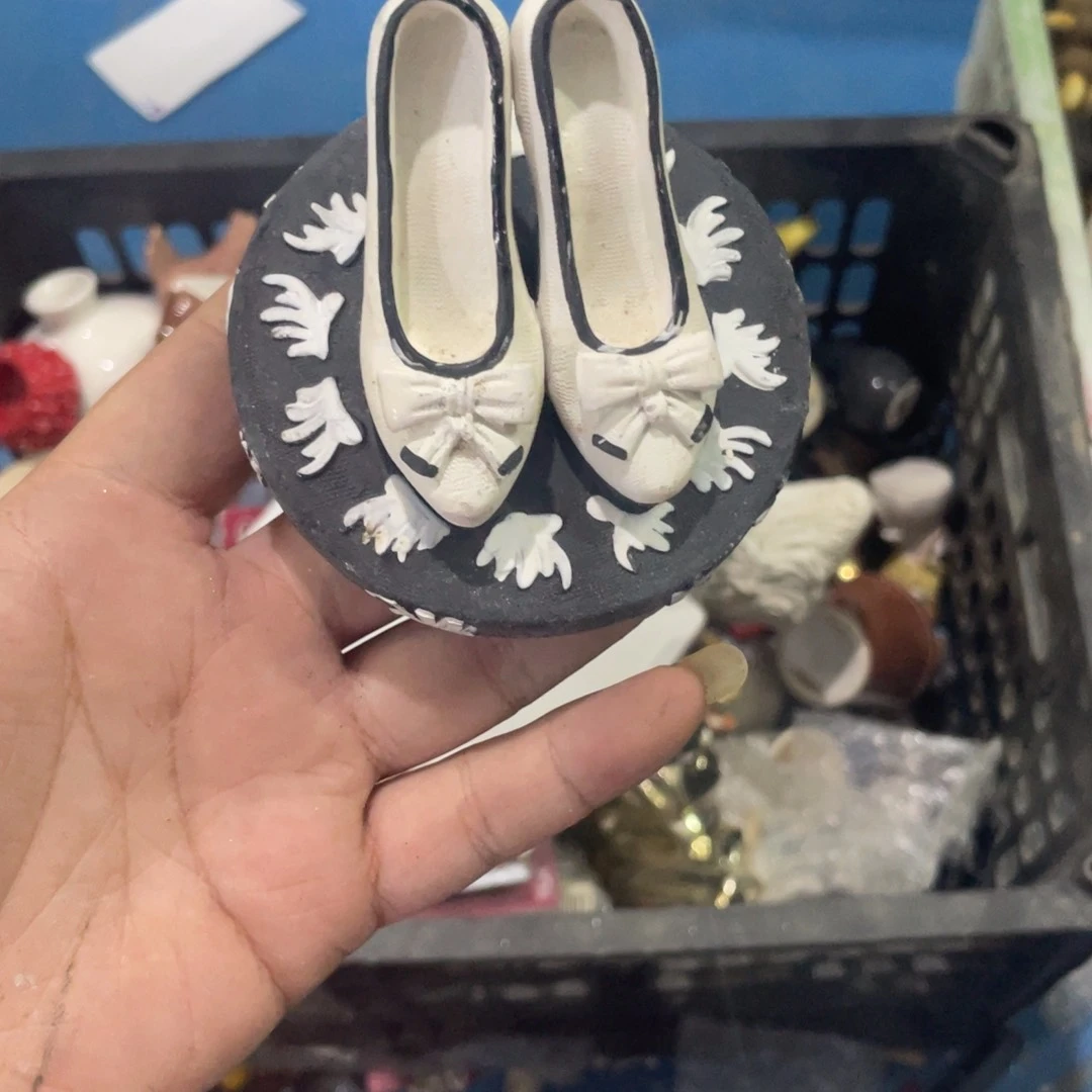 摆件微瑕。