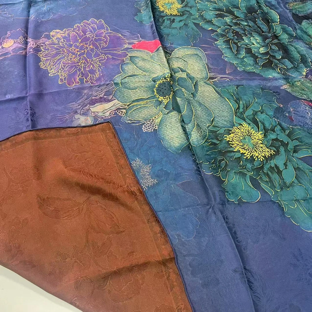 140香云纱方巾-墨荷黄蕊 全螺孔135cm丝巾