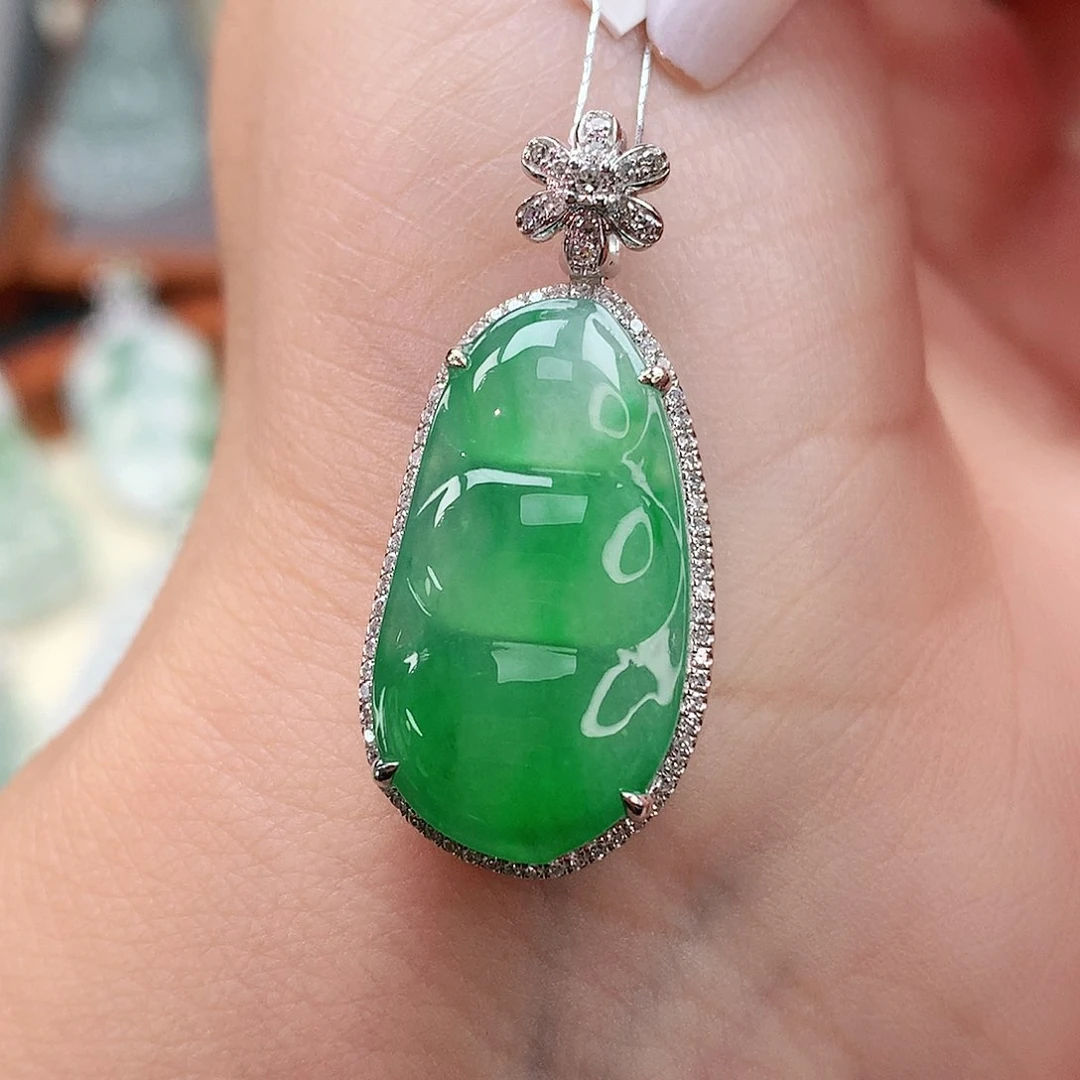 颈饰18K金镶嵌翡翠豆子