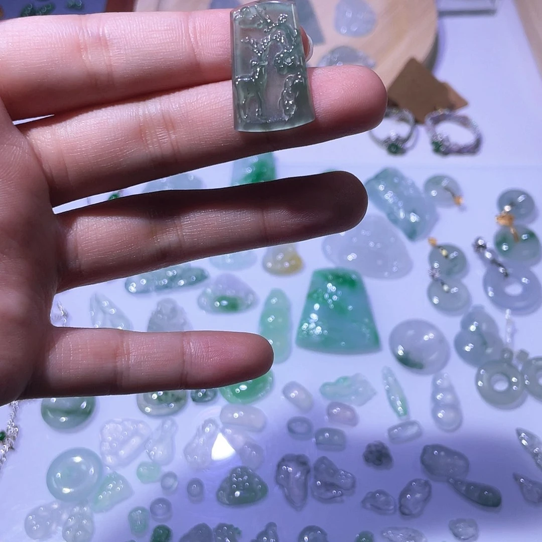 颈饰未镶嵌翡翠天然翡翠Ａ货冰牌子