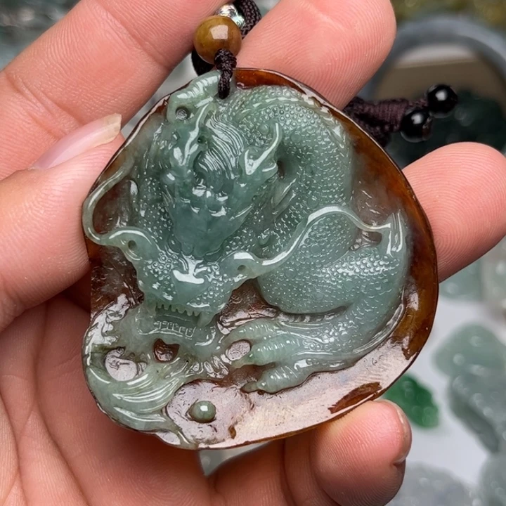 翡翠未镶嵌颈饰龙