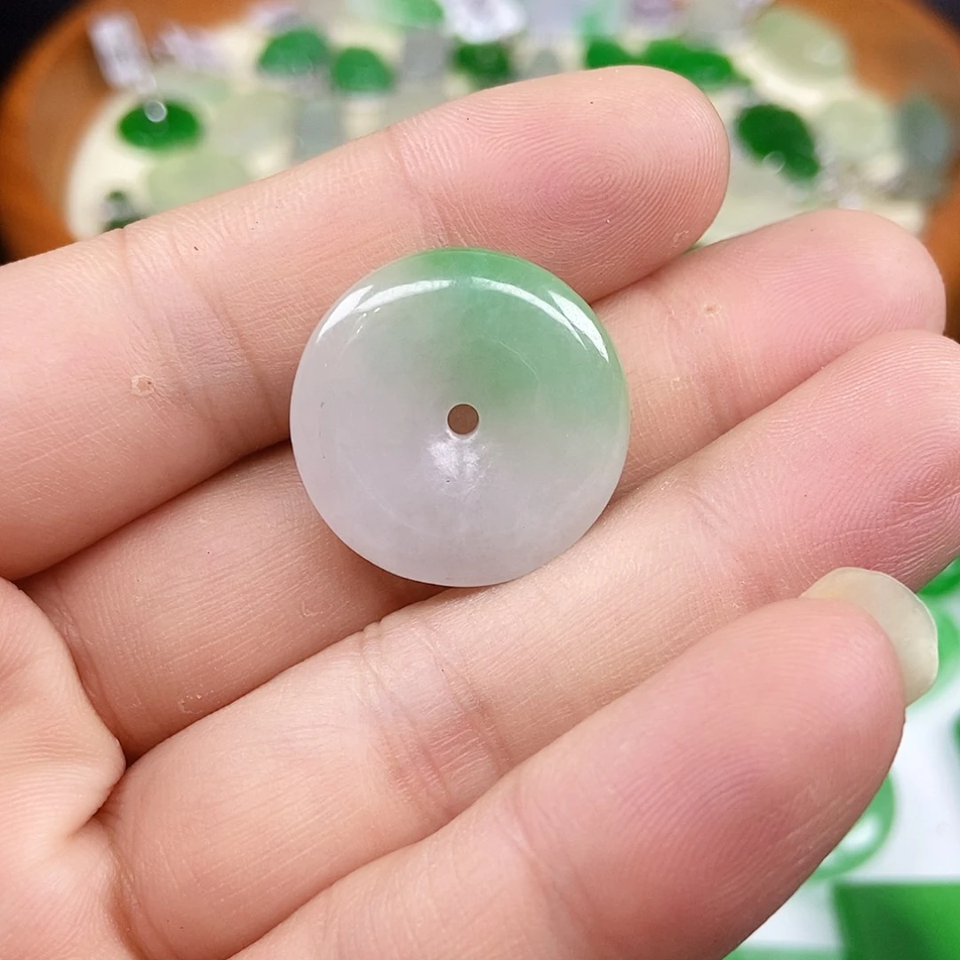 翡翠未镶嵌颈饰平安扣