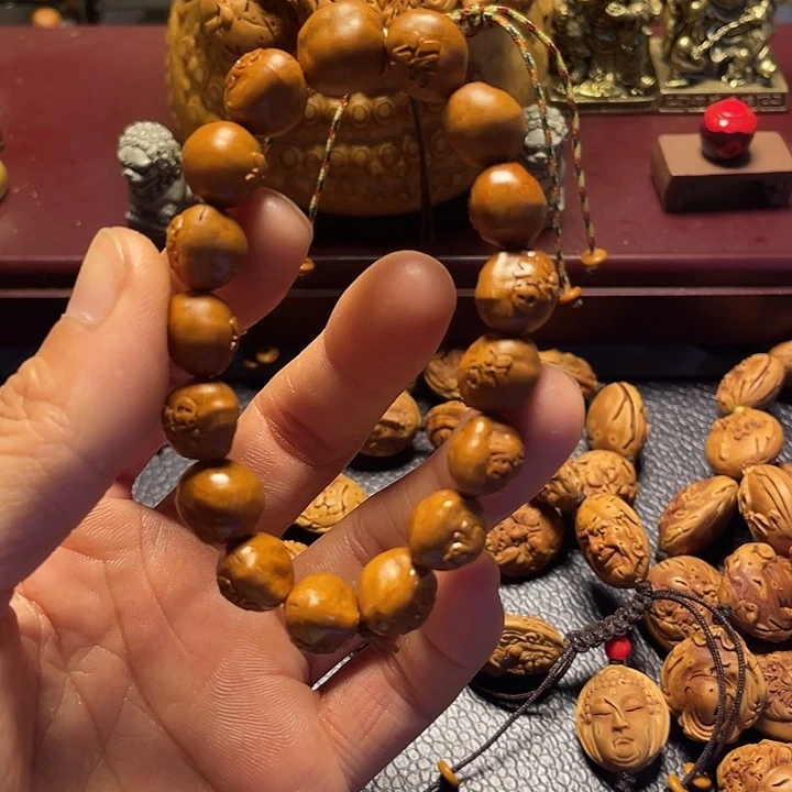 龙纹桃核雕刻瑕疵百福