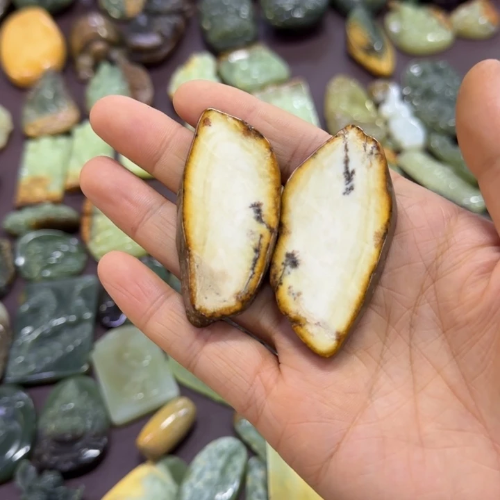 颈饰未镶嵌岫岩河磨玉（透闪石质玉）