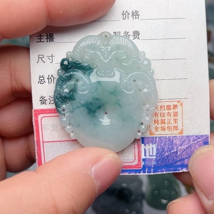 翡翠颈饰未镶嵌飘蓝花三羊开泰