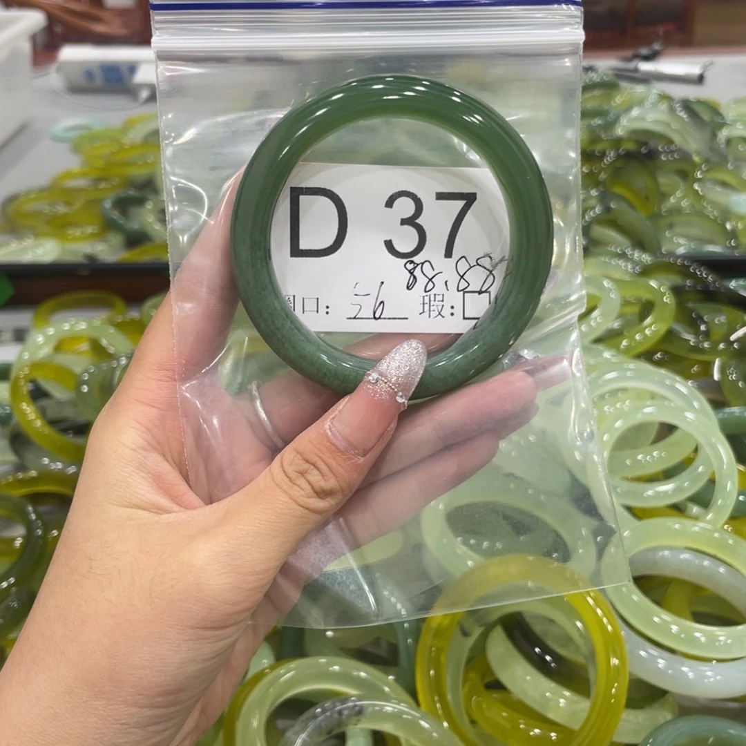 未镶嵌蛇纹石玉颈饰山*言