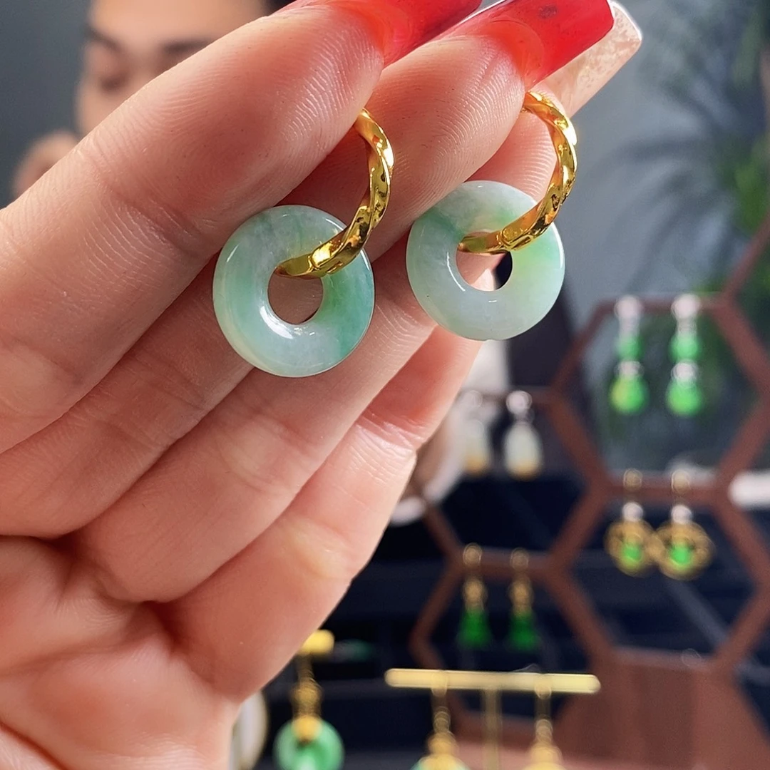 翡翠耳饰未镶嵌翡翠