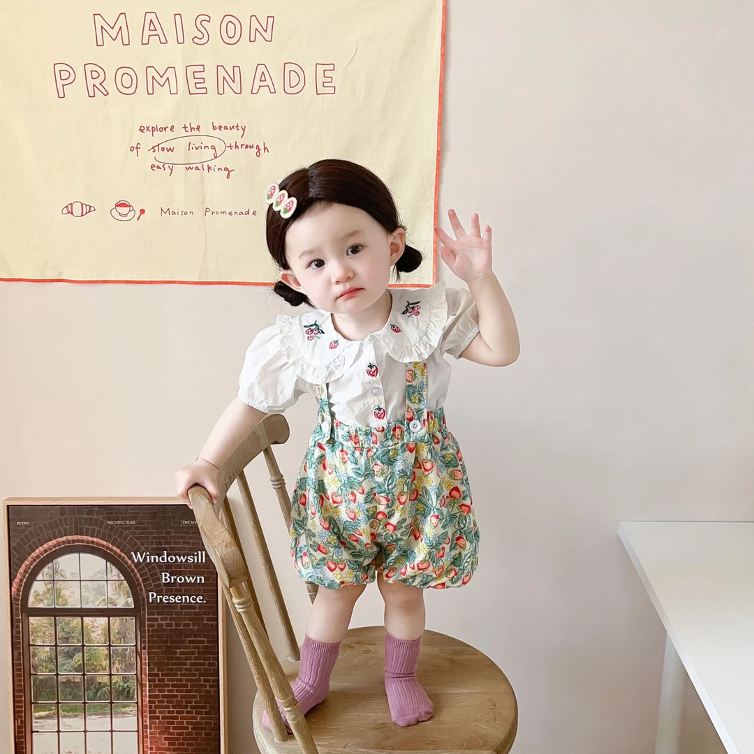 6951女童夏季小清新套装婴儿娃娃领草莓短袖衬衫背带花苞裤两件套