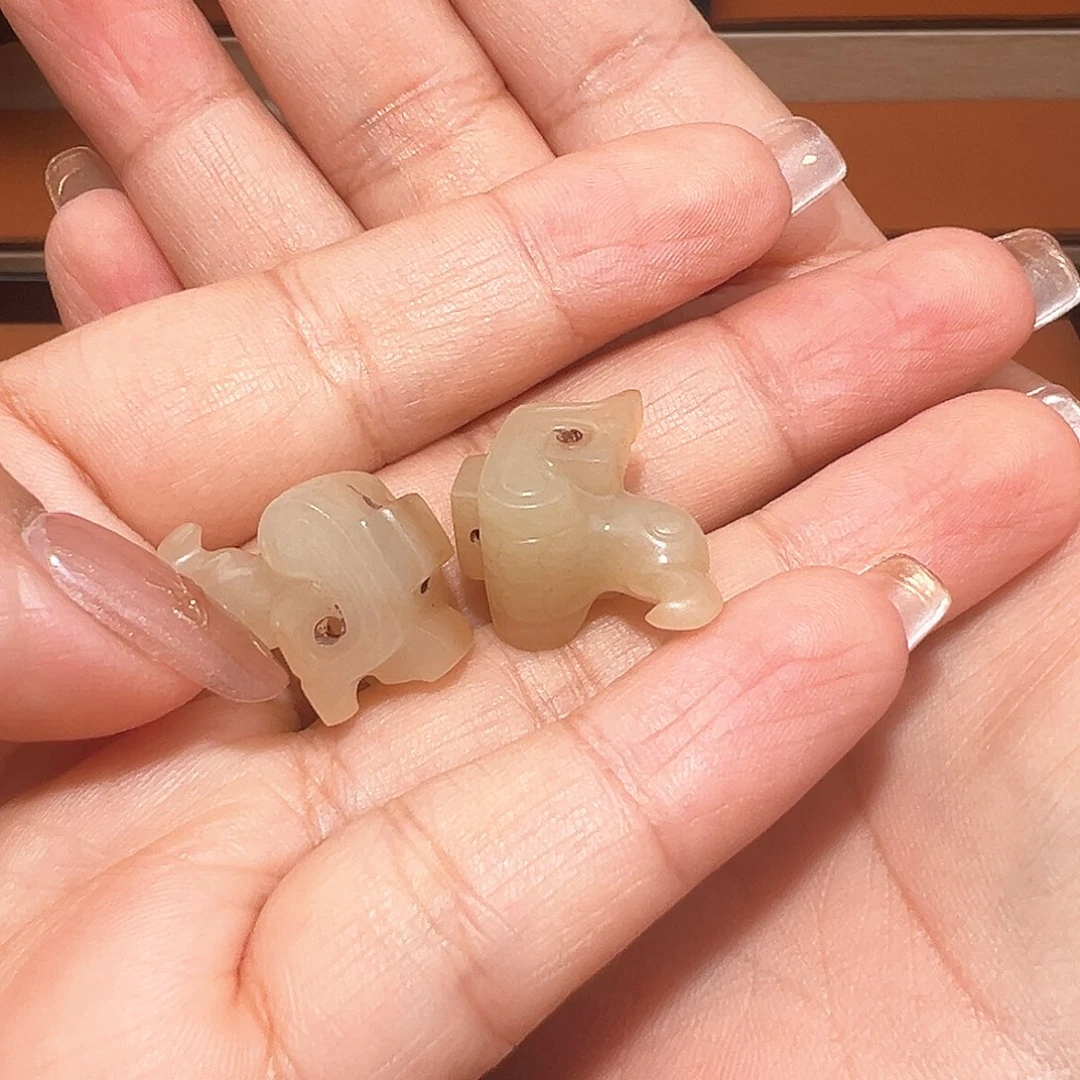 萨***泼和田玉未镶嵌挂件