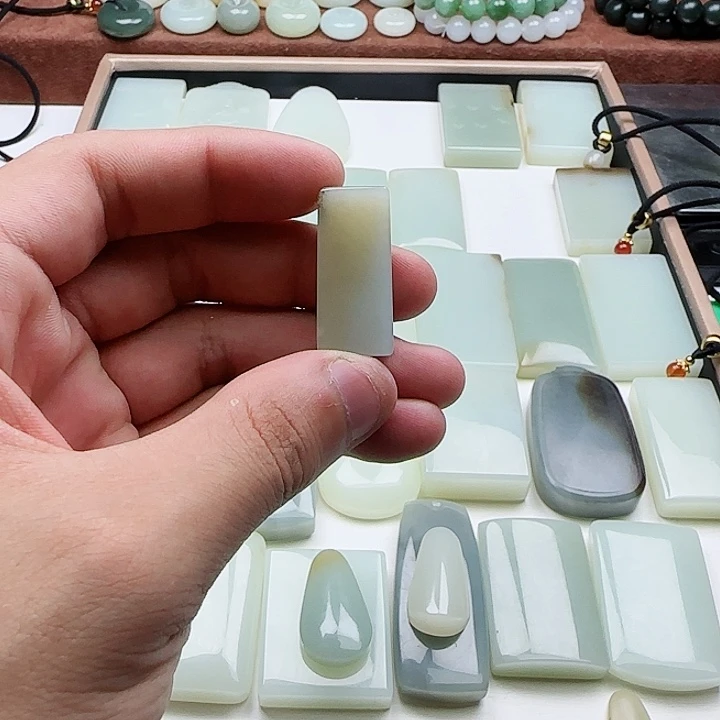****年颈饰未镶嵌和田玉