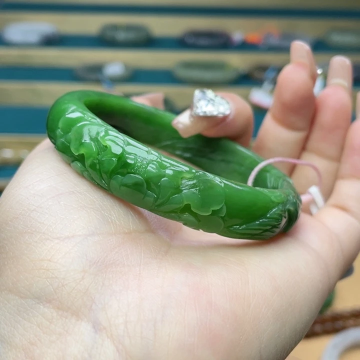 和田玉手镯58圈口。编号14未镶嵌