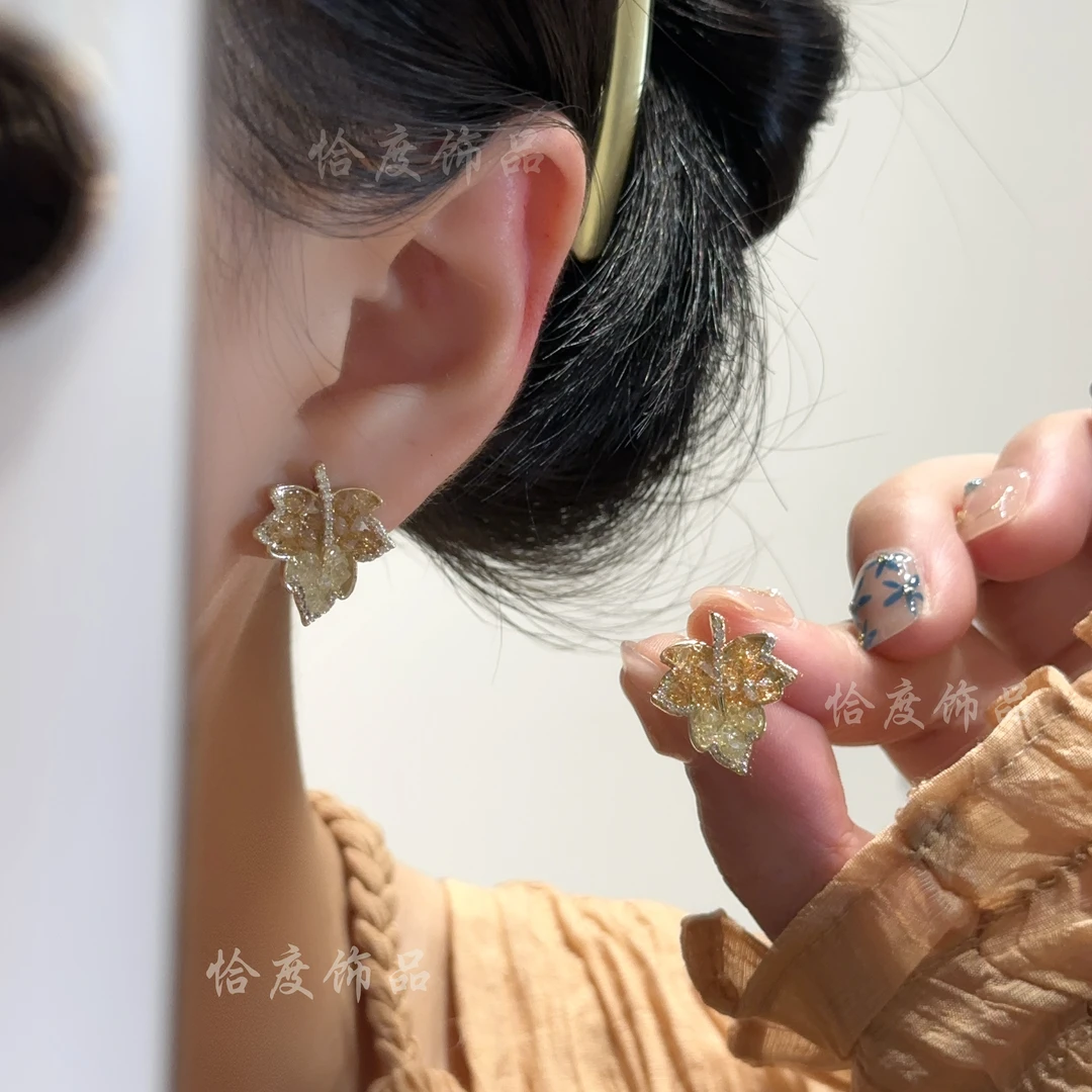 【恰度】秋日新款温柔亮闪锆石枫叶耳钉