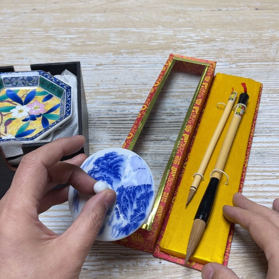 瓷片九***店密密麻麻地排列着一个