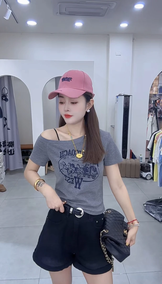 炫彩阁30579【修身漏肩设计字母时尚T恤】