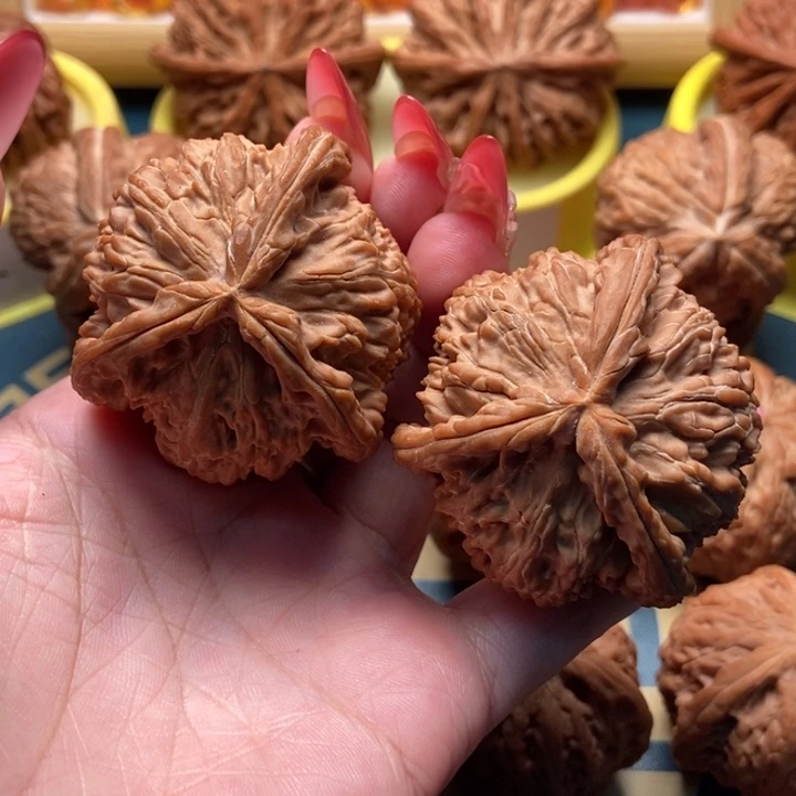 文玩核桃把件白狮子47球型三棱