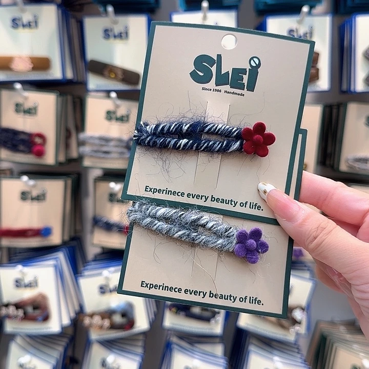 藏蓝色红花和灰色紫花掰掰夹