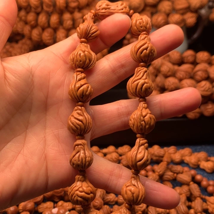 夕*?葫芦手持。