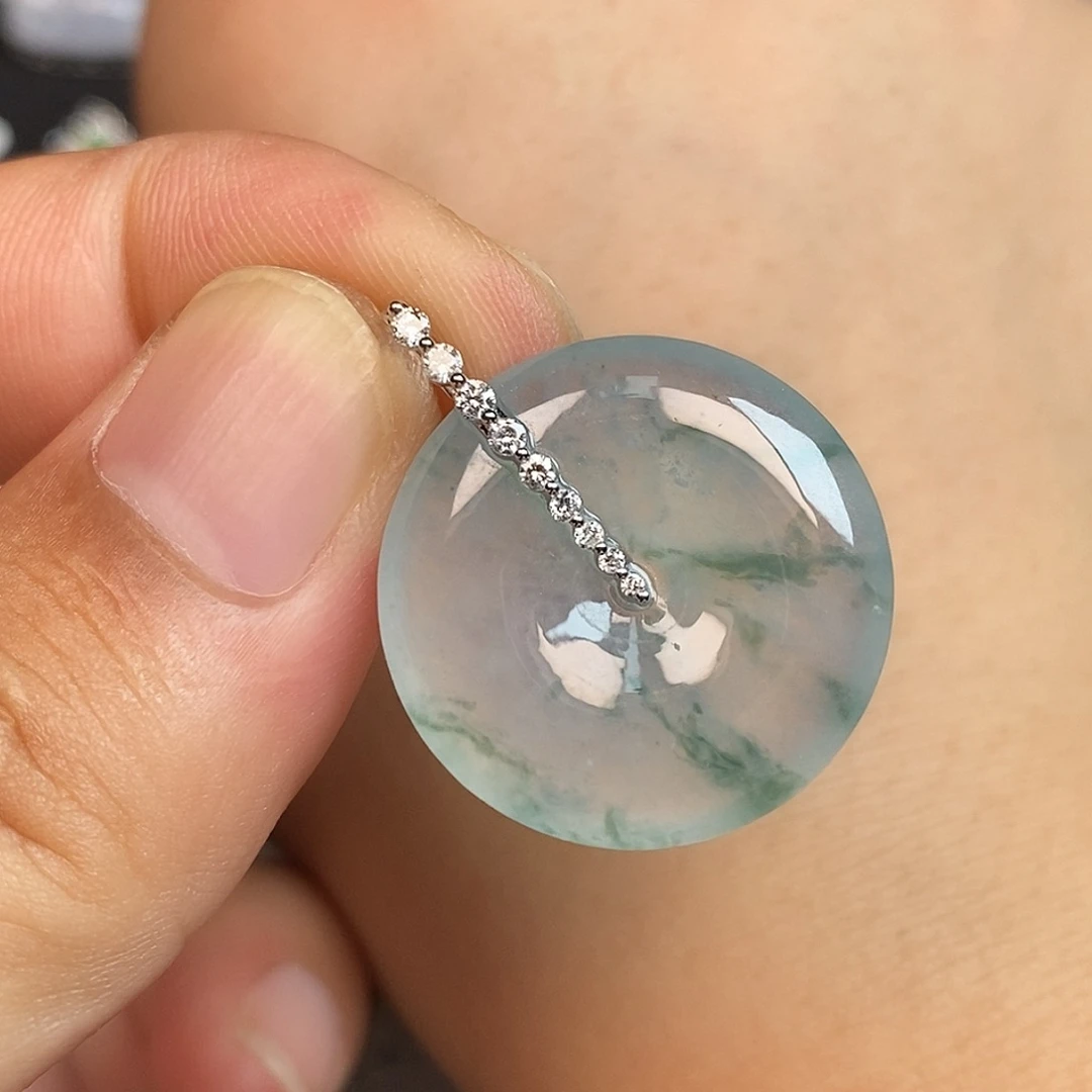 颈饰18K金镶嵌翡翠平安扣