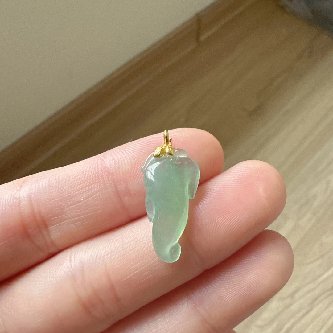 天然缅甸翡翠A货，18k金镶嵌冰种起胶人参 裸石尺寸21.4*11.4*3.8