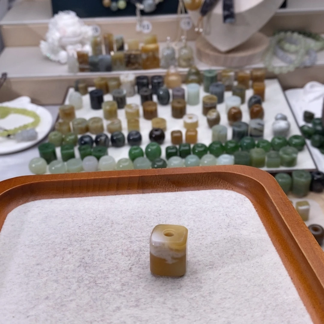 蕾***∧和田玉未镶嵌颈饰买断