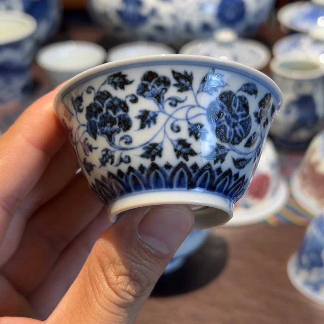 精品青花缠枝花卉小马蹄杯口径约6.8厘米
