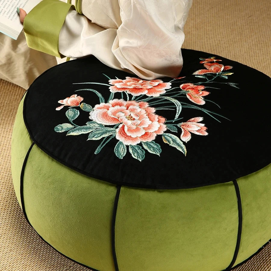 新中式春晓绒布含芯坐敦重工刺绣工艺装饰摆件