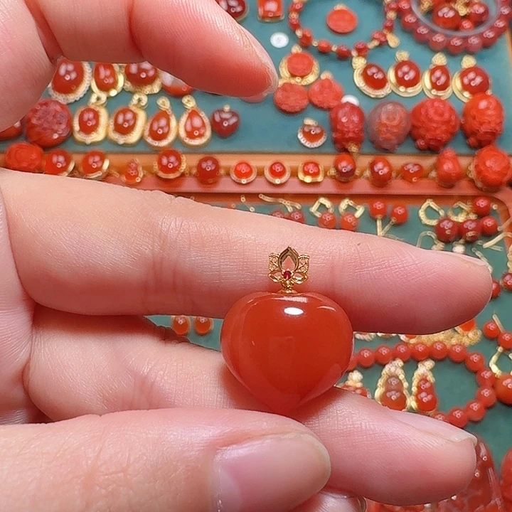 南红玛瑙18K金镶嵌吊坠