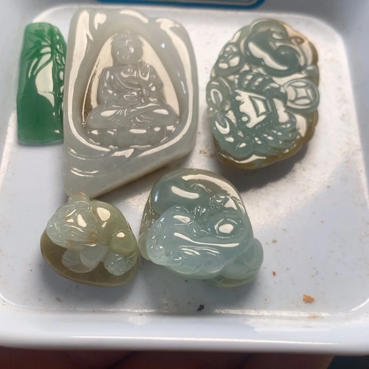 一***点翡翠未镶嵌颈饰翡翠