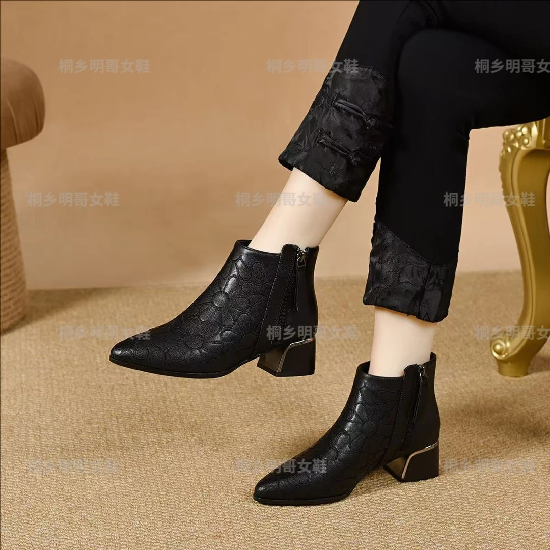 2025秋冬新款绣花短靴粗跟牛皮瘦瘦靴高跟女靴时尚尖头时装靴