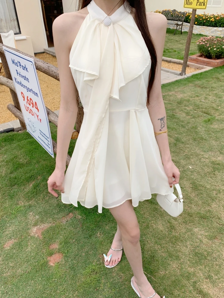 超仙纯欲杏色挂脖荷叶边收腰短裙设计感小众法式高级感洋气连衣裙