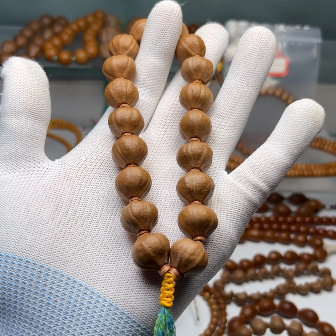 橄榄核吊坠1.65蜜桃手持