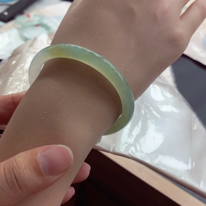 翡翠未镶嵌手镯（贵妃镯）天然缅甸A货翡翠（炸光）完美